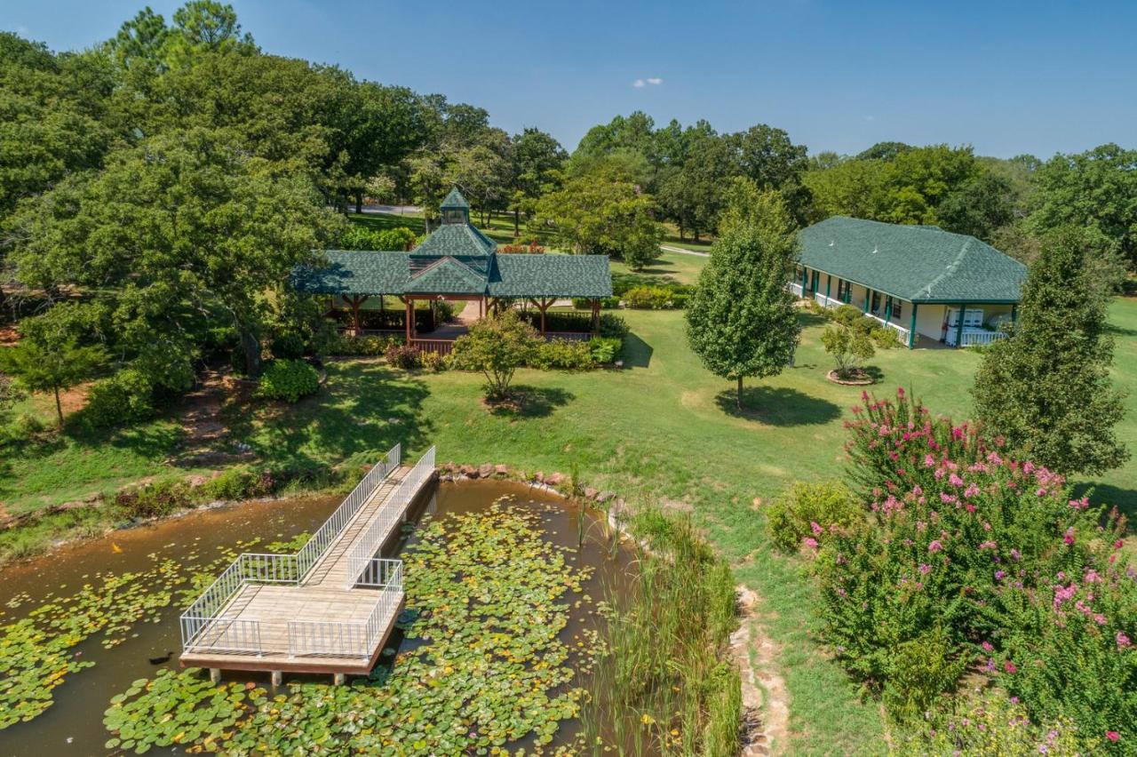 The Whispering Pines Couette-café